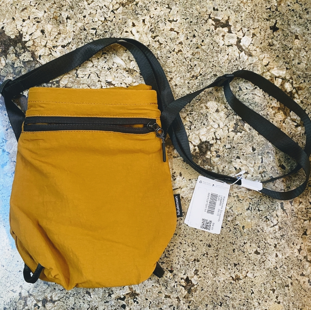Lululemon water bottle crossbody bag